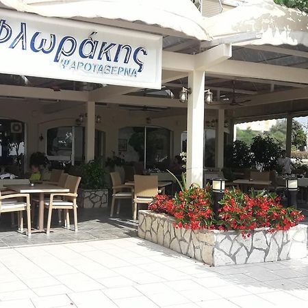 Hotel Florakis Livanátai エクステリア 写真
