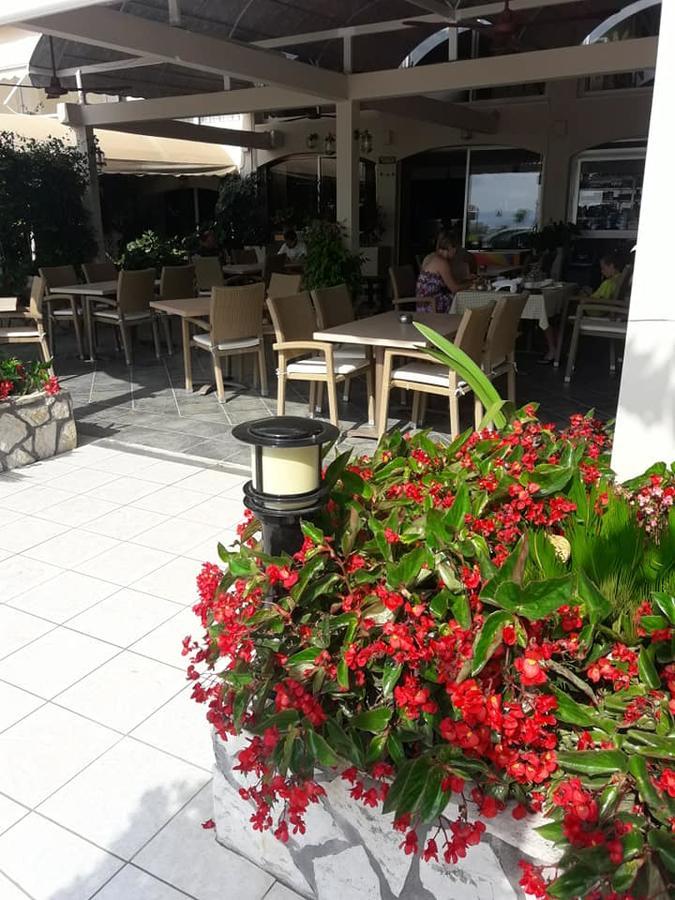 Hotel Florakis Livanátai エクステリア 写真